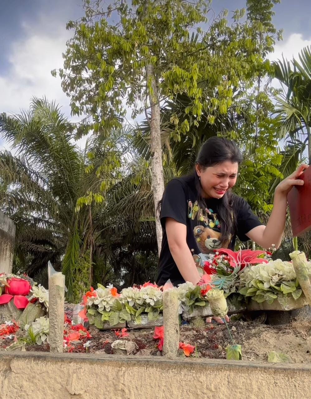 Tangkapan layar unggahan Vera Simanjuntak pacar brigadir J tengah menangis di depan makam kekasihnya
