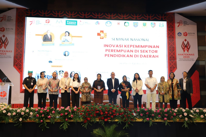 Bupati Jombang Hj Mundjidah bersama kepala daerah perempuan saat menjadi narasumber.