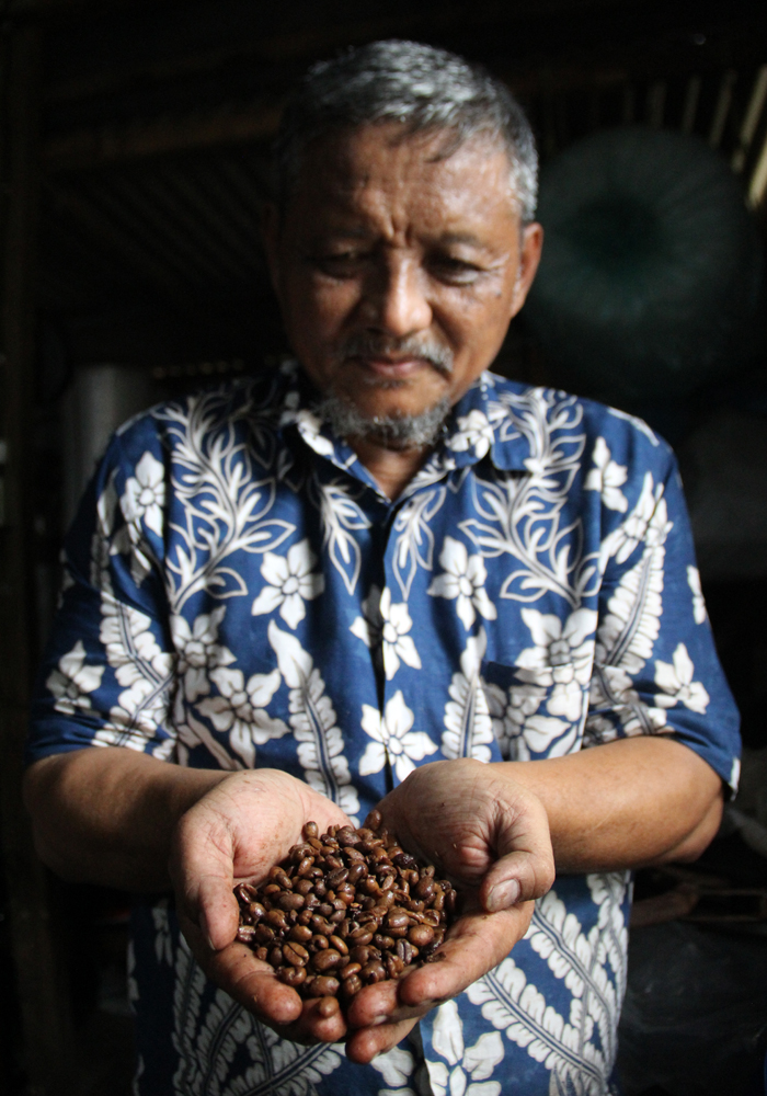 Samsiran, warga Dusun/Desa Sambirejo Wonosalam  menunjukkan kopi bacem madu buatannya