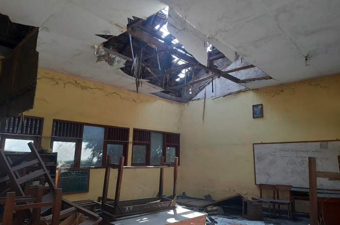 Atap SDN Sambongdukuh 1 Kecamatan Jombang yang rusak hingga harus dikosongkan