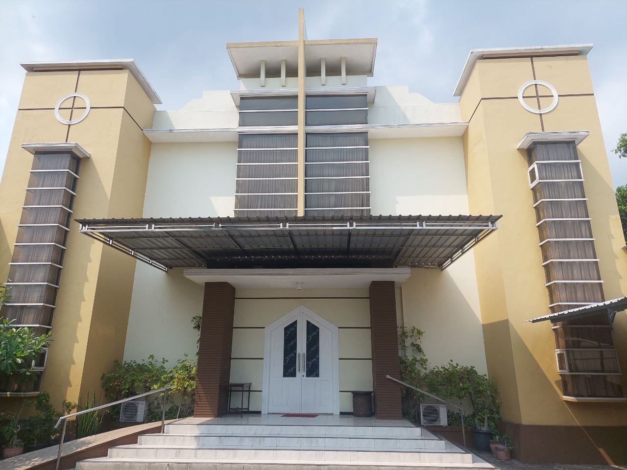 Bangunan GPdI House of Prayer Sawahan  yang kini digunakan. Sebelum menghuni bangunan ini, gereka ini tercatat sempat berpindah-pindah.