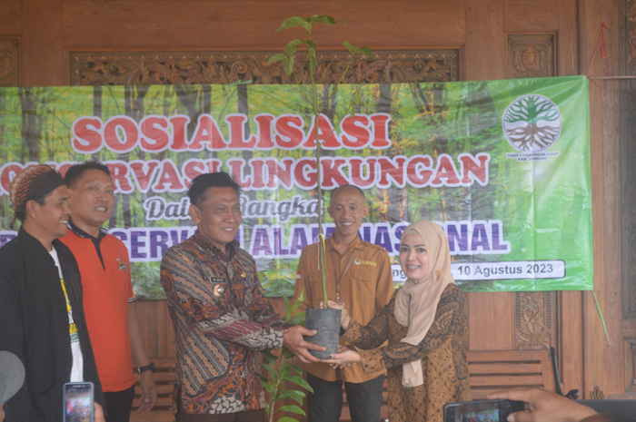 DLH Jombang saat melaksanakan peringatan HKAN di Wonosalam