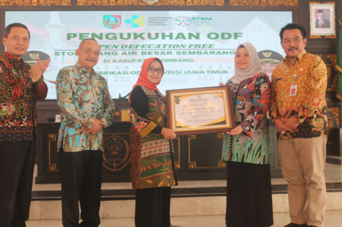 Bupati Jombang saat menerima sertifikat Jombang sebagai Kabupaten ODF ke-26 di Jawa Timur
