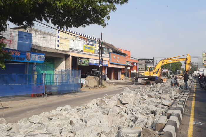 Bongkaran cor jalan nasional ini terlihat tanpa besi. Hal ini menurut warga jadi penyebab rapuhnya jalan ini sehingga mudah rusak