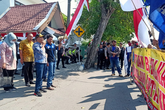Sejumlah pendemo di depan Gedung DRPD Jombang saat ditemui Kartiyono, anggota DPRD Jombang