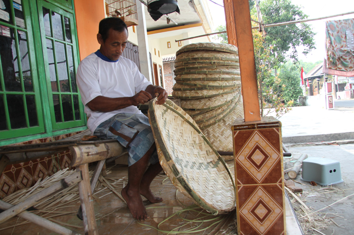 Sukri, warga Dusun Dapurno, Desa Dapurkejambon, Kecamatan/Kabupaten Jombang saat membuat kerajinan tambir.