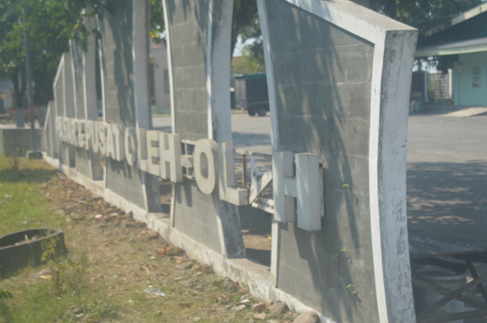 Plakat sisi depan Pasar Ngrawan yang juga pusat oleh-oleh Jombang yang rusak dan tak terawat.
