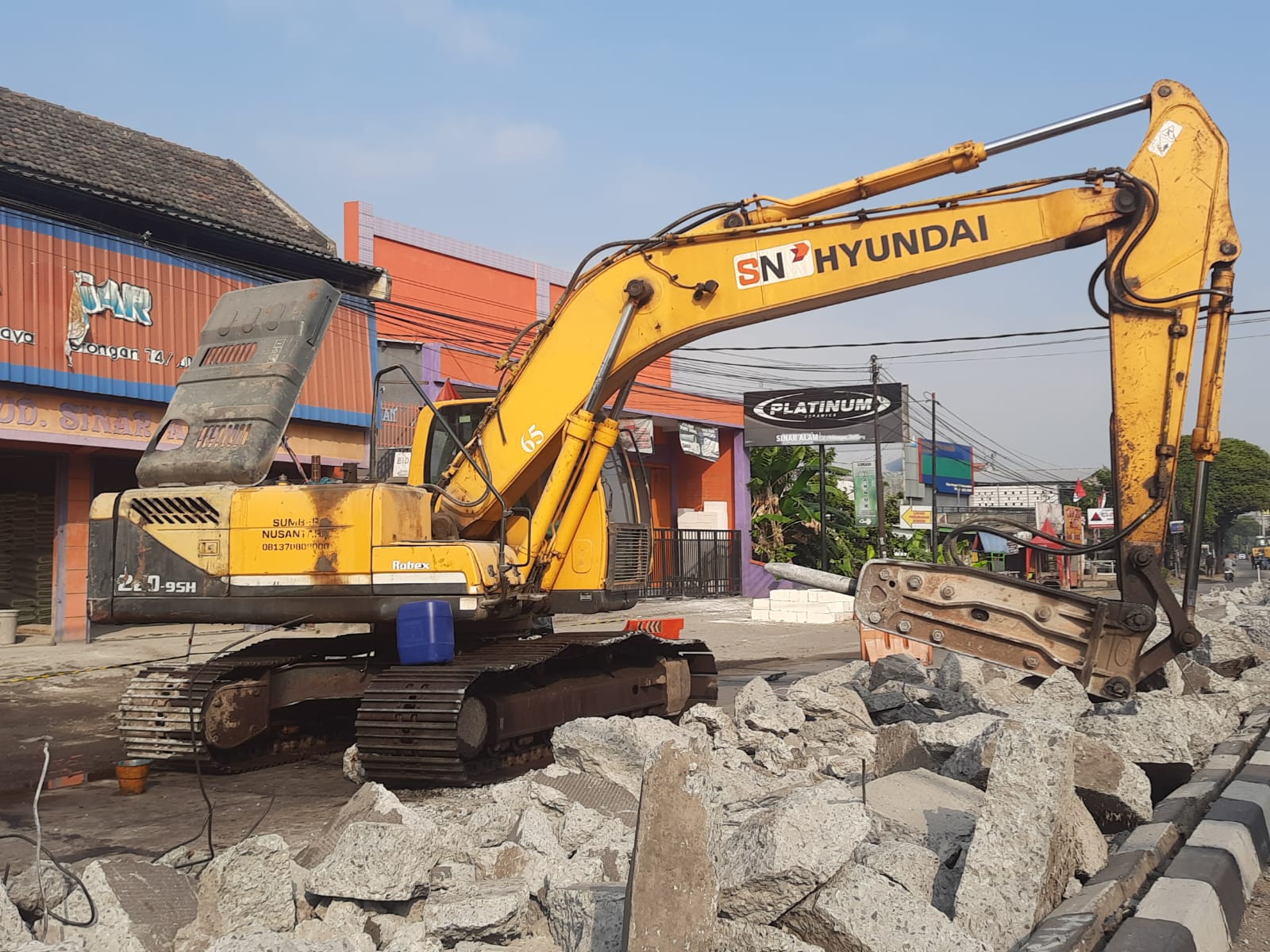 Bongkaran cor beton jalan nasional di Jombang yang terlihat dibangun tak menggunakan besi.