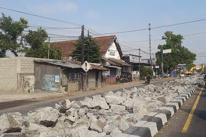 Kondisi jalan nasional di Peterongan, Jombang yang tengah dibongkar. terungkap jalan ini memang dibangun tanpa besi tulangan.
