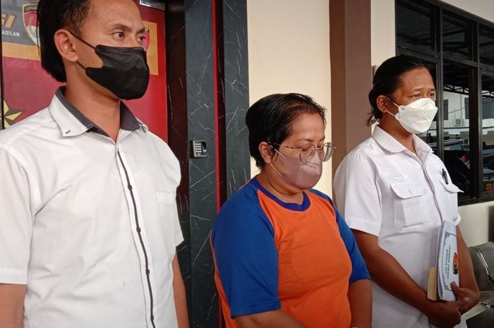 Erma Suryaningrum, pelaku penipuan minyak goreng saat diamankan di Mapolres Jombang tahun 2022 lalu