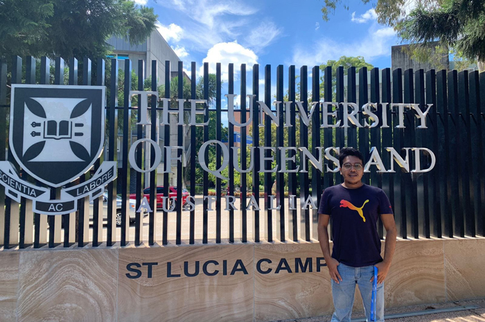 Michammad Masrikhan saat berfoto di depan kampusnya The University of Queensland, Australia