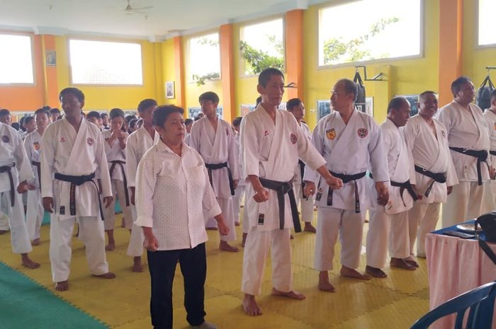 Anggota dewan guru Inkanas nasional, Sri Wahyuni Handayani (depan kiri) dan Kwat Prayitno, saat memimpin ujian kenaikan tingkat di Dojo Mahameru, Jombang, (6/8).