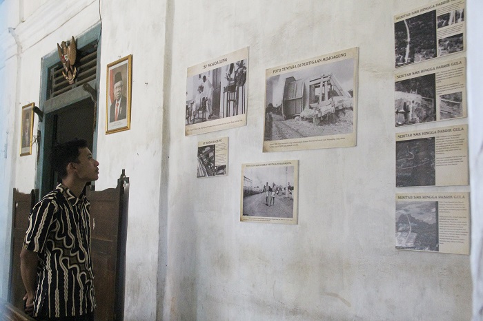 Sejumlah pengunjung melihat pameran foto tempo dulu di salah satu cafe di Jl Raya Mojoagung, Dusun Gambiran Selatan, Desa Gambiran kemarin.
