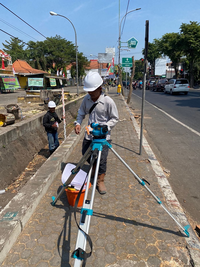 Proses pengukuran trotoar Jl Gus Dur Jombang sebelum dibognkar dan direhab kembali