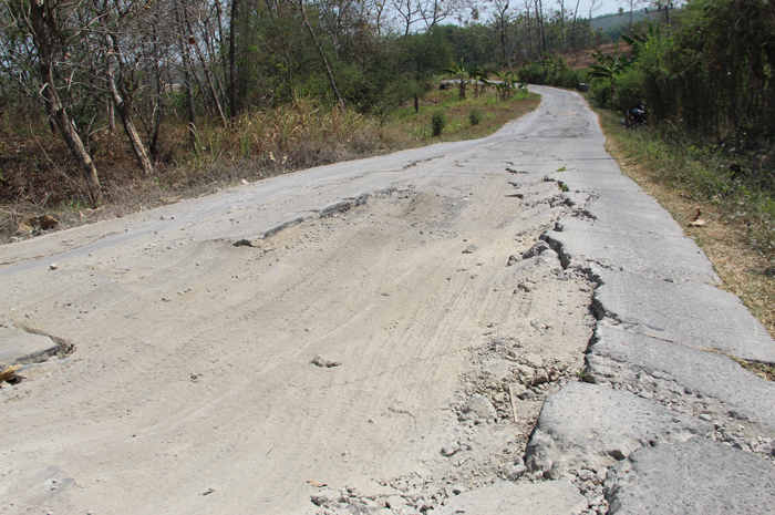 Kondisi cor beton jalan utama menuju Desa Marmoyo, Kecamatan Kabuh  yang kondisinya rusak berat