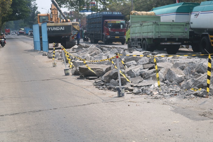 Salah satu cor beton jalan nasional di Jombang saat dibongkar