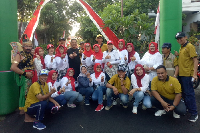 Wabup Sumrambah bersama Ketua dan Wakil Ketua RW 04 Perum Jombang Permai, Hermanto dan Rosul Suritno serta panitia jalan sehat.