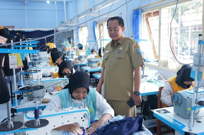 Siswi SMKN 2 Jombang dilatih kemampuan produksi busana industri.