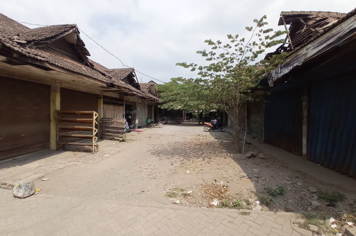 Kondisi Pasar Mojotrisno yang kini terbengkalai. Disdagrin juga menyebut, pedagang harusnya kini tak perlu lagi membayar sewa untuk pasar ini. cukup retribusi.