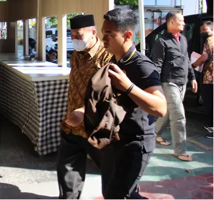 Mubin koruptor pupuk bersubsidi di Jombang saat ditahan di Lapas Jombang (21/7) lalu. Kini, permohonannya dikabulkan majelis hakim dan ia menjalani tahanan kota