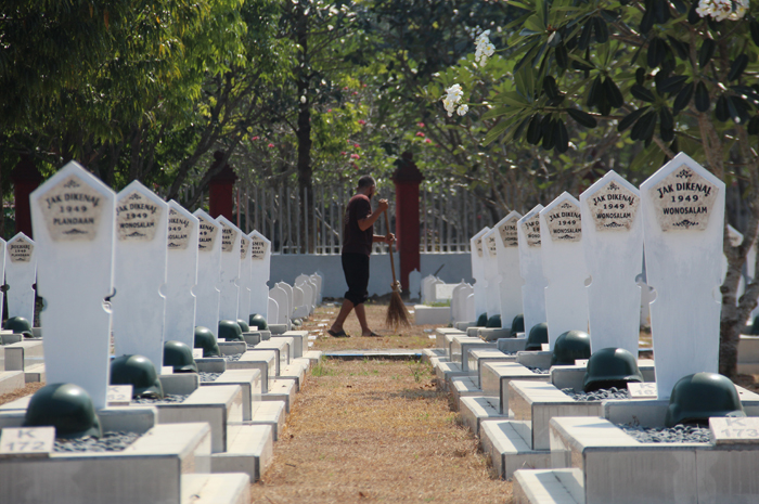 Petugas membersihkan Taman Makam Pahlawan (TMP) Jombang di Jl Kusuma Bangsa, Jombang.