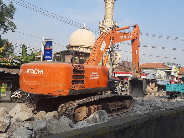 Proses pembongkaran cor beton jalan nasional masih dibongkar. BBPJN, sempat meminta Pemkab Jombang untuk meminjamkan jalan kabupaten untuk jalur alternatif. Namun ditolak.