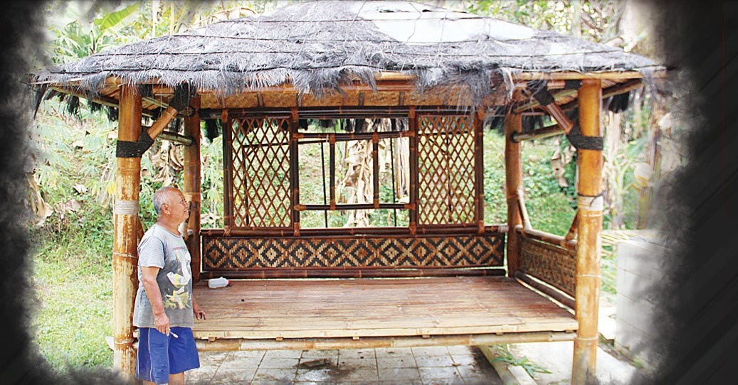 Ilyas, warga Dusun Tukum, Desa Wonosalam Kecamatan Wonosalam saat membuat perabotan dari bambu hitam.