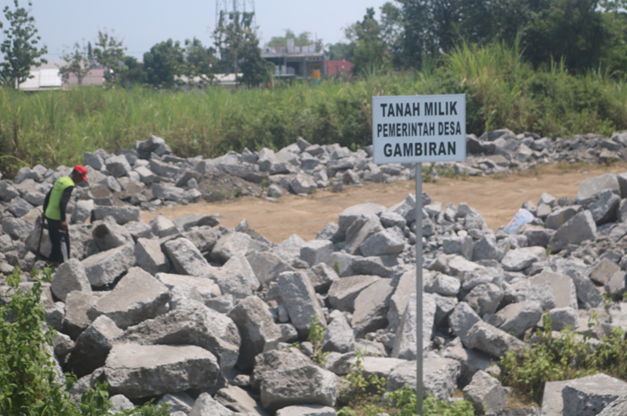 Bongkaran cor beton Jalan Nasional di peterongan Jombang dibuang ke TKD Gambiran, Kecamatan Mojoagung