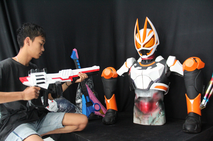 Pekerja sedang mengebut pembuatan cosplay superhero. Di bulan kemerdekaan ini, pesananan pakaian jenis ini sedang melonjak.