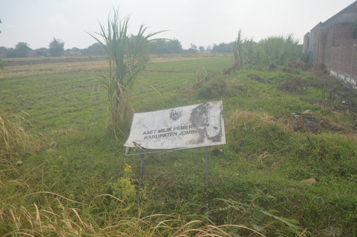 Plang tanda aset milik Pemkab Jombang yang dibiarkan rusak