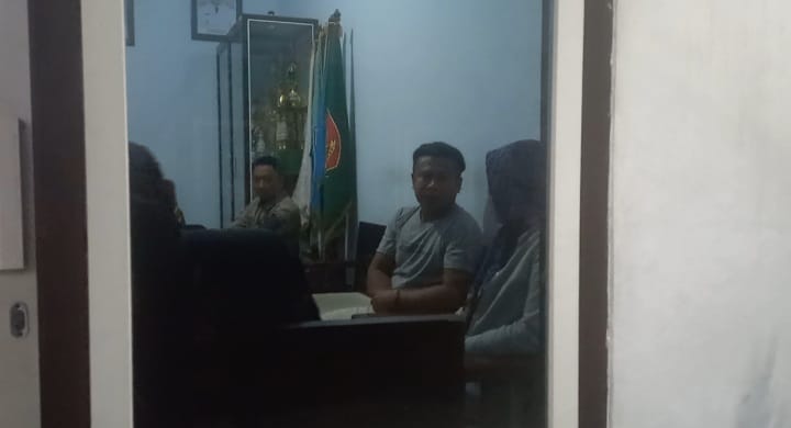 Dua sejili usai digerebek warga dan diamankan di Balai Desa Mancilan, Kecamatan Mojoagung