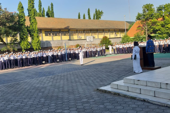 Pelaksanaan upacara bendera berlangsung khidmat dengan dipimpin oleh Kepala SMPN 1 Jombang Rudy Priyo Utomo MPd selaku inspektur upacara