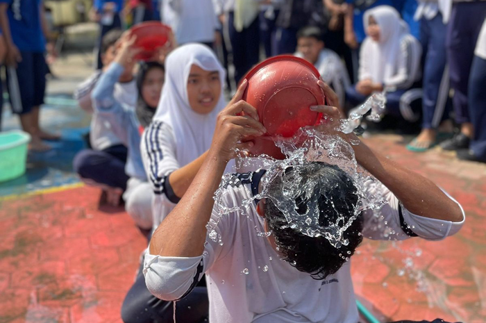 Para siswa SMPN 2 Jombang antusias mengikuti beragam perlombaan unik yang diadakan di sekolah