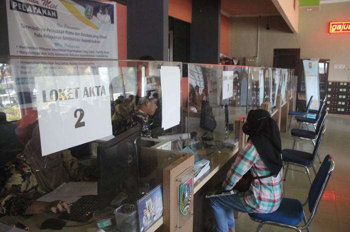 Ilustrasi pelayanan administrasi dokumen kependudukan. Sekarang, pengurusan sejumlah dokumen kependudukan di Jombang bisa dilakukan di Kantor Kecamatan lho