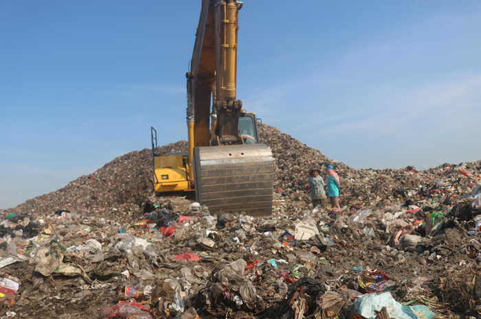 Kondisi gunungan sampah di TPA Banjardowo yang makin menumpuk dan tak terpilah mengancam kondisinya segera overload