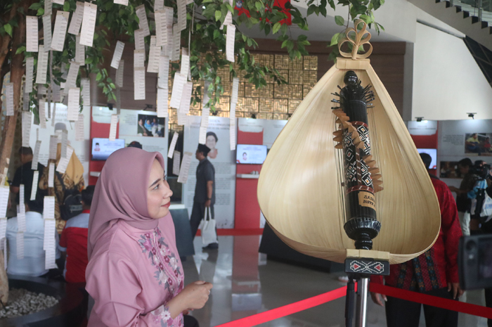 Pengunjung melihat koleksi alat musik sasando milik presiden ke-2 RI Soeharto yang dipajang di Minha Jombang