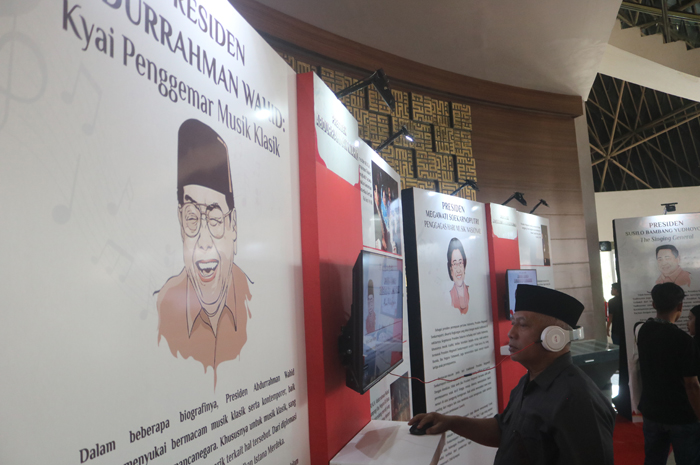 Seorang pengunjung mendatangi booth milik presiden ke-4 Indonesia Kh Abdurrahman Wahid dan menyetel musik bethoven favorit Gus Dur
