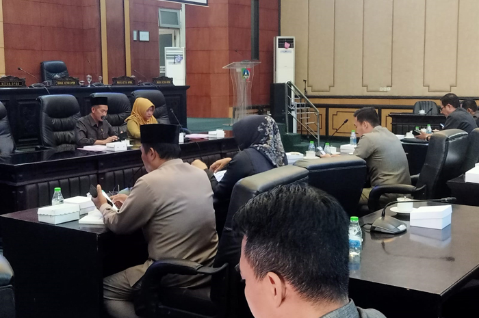 Bapemperda DPRD Jombang saat menggelar rapat bersama OPD di ruang sidang paripurna DPRD Jombang