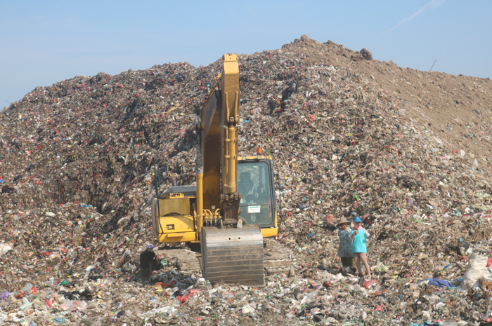 Gunungan sampah di TPA Banjardowo yang terus meninggi setiap hari karena sampah yang terus menumpuk.