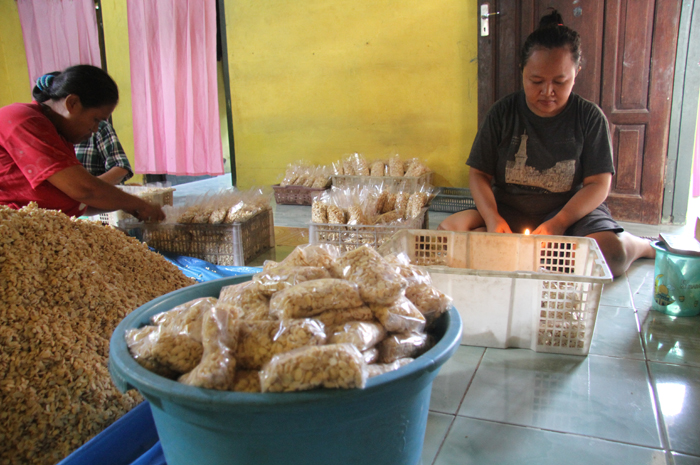 Widawati, 45, produsen tempe rumahan di Dusun Jatirowo, Desa Jatigedong, Kecamatan Ploso, Jombang sedang memproduksi tempe.
