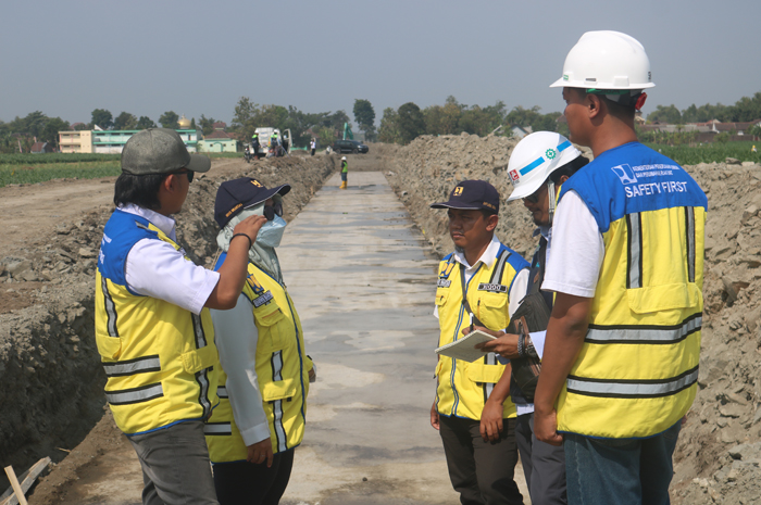 Petugas dari BBWS Brantas melihat proses pembangunan JI Peterongan alias irigasi Pariterong di Desa Balongbesuk, Kecamatan Diwek