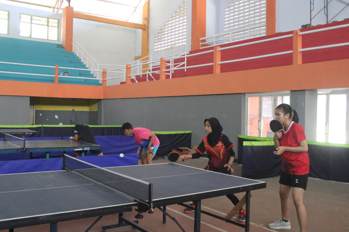 Atlet tenis meja saat latihan di GOR Merdeka Jombang, Jumat (18/8)