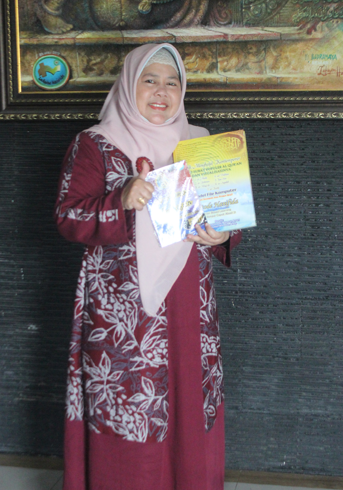 Dr Hj Khoirotul Idawati MPdI  (Umi ida) pengasuh Pondok Pesantren La Raiba Hanifida