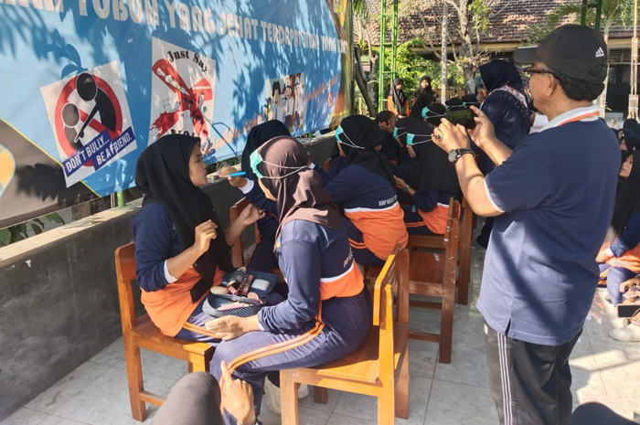 Lomba merias wajah dengan mata tertutup berlangsung di SMPN 1 Tembelang.