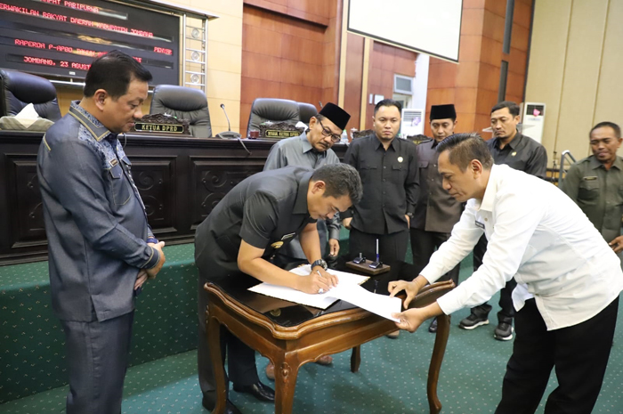 Wakil Bupati Jombang Sumrambah menandatangani naskah P-APBD Jombang 2023 yang disahkan kemarin
