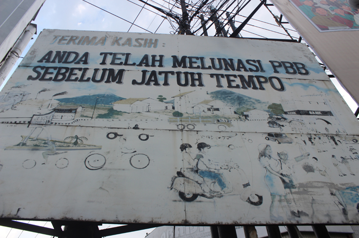 Ilustrasi papan imbauan pembayaran PBB di Jombang