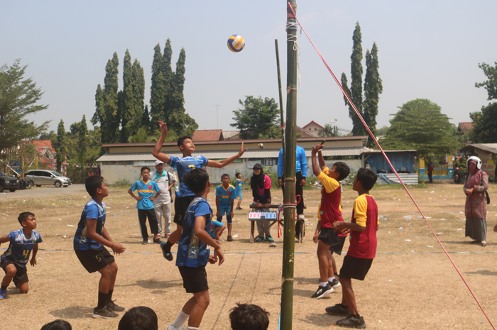 Atlet voli Ploso saat bertanding di babak final melawan Kecamatan Bandarkedungmulyo di Lapangan Pulo Lor, kemarin (24/8)