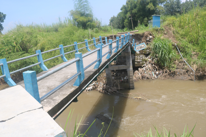 Jembatan di Dusun Bodeh, Desa Kayen, Kecamatan Bandarkedungmulyo ini salah satu jembatan di atas kali konto yang kondisinya rusak dan belum diputuskan nasib penanganannya.