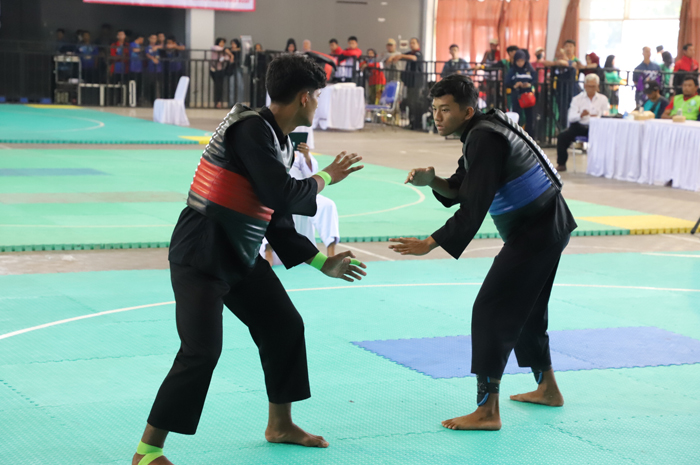 Pesilat Ikbal Nasrulloh (merah) asal Surabaya saat mengalahkan Aditya Dwi Kurniawan (biru) asal Kabupaten Blitar di final kelas G, kemarin (25/8).
