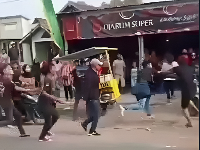 Tangkapan layar video saat dua kelompok pemuda sedang tawuran saat karnaval kemerdekaan di Ngoro, Jombang